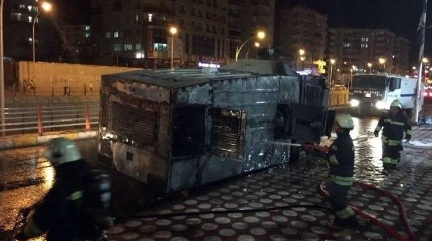Diyarbakır&rsquo;da Ak Parti&rsquo;ye Bombalı Saldırı
