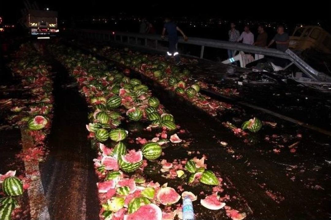 Kamyonlar &Ccedil;arpıştı Karpuzlar Yola Sa&ccedil;ıldı