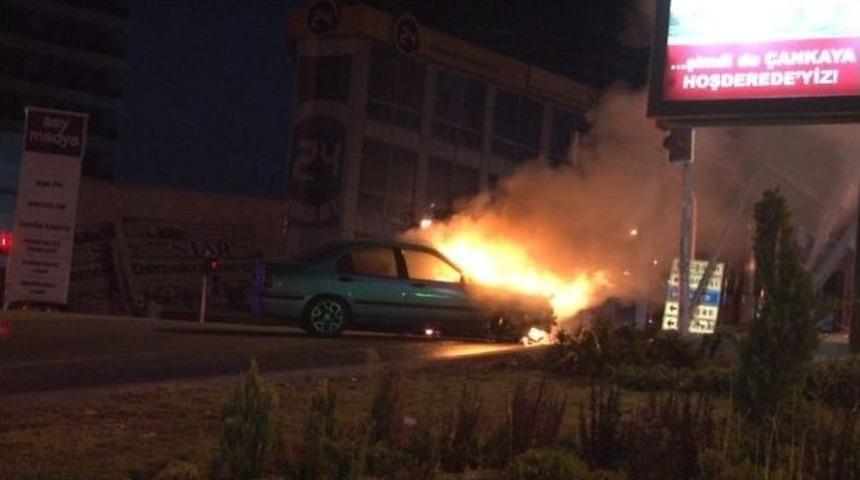 Y&ouml;n Levhasına &Ccedil;arpan Otomobil Yanmaya Başladı