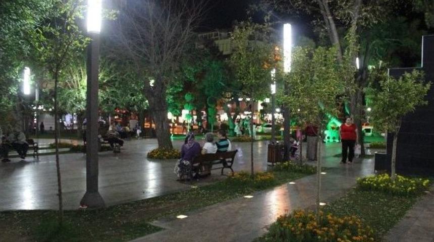 Evde Uyuyamayanlar Parklarda Geceliyor