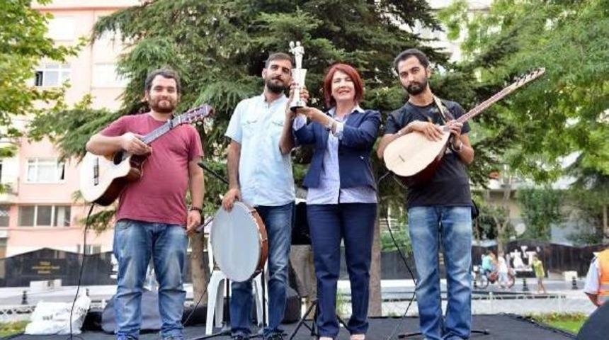 Avcılar&rsquo;Da Saldırıya Uğrayan M&uuml;zisyenlere Sahne Ve Atat&uuml;rk Heykelciği