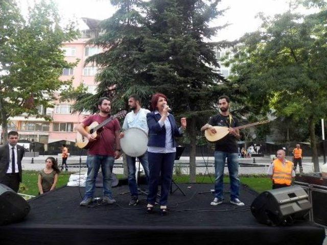 Avcılar&rsquo;Da Saldırıya Uğrayan M&uuml;zisyenlere Sahne Ve Atat&uuml;rk Heykelciği 1