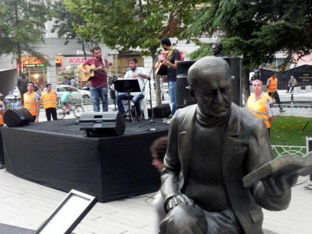 Avcılar&rsquo;Da Saldırıya Uğrayan M&uuml;zisyenlere Sahne Ve Atat&uuml;rk Heykelciği 3