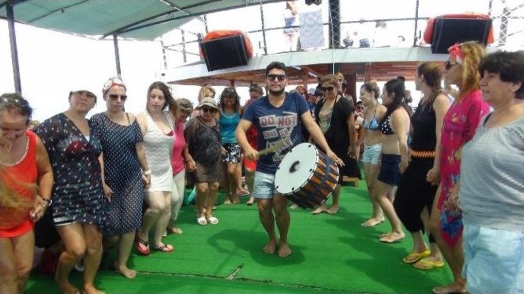 (&ouml;zel Haber) Tatilcilerden Bakanlar Kurulu&rsquo;na Davullu Halaylı Teşekk&uuml;r