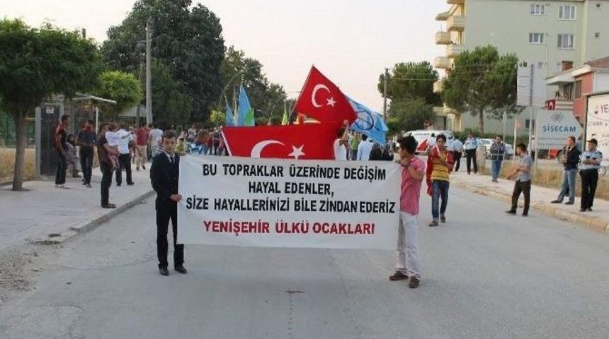 Şehitler İ&ccedil;in Bayraklarla Y&uuml;r&uuml;d&uuml;ler