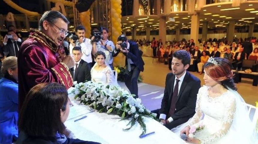 B&uuml;y&uuml;kşehir&rsquo;den 215 &Ccedil;ifte Nikah T&ouml;reni