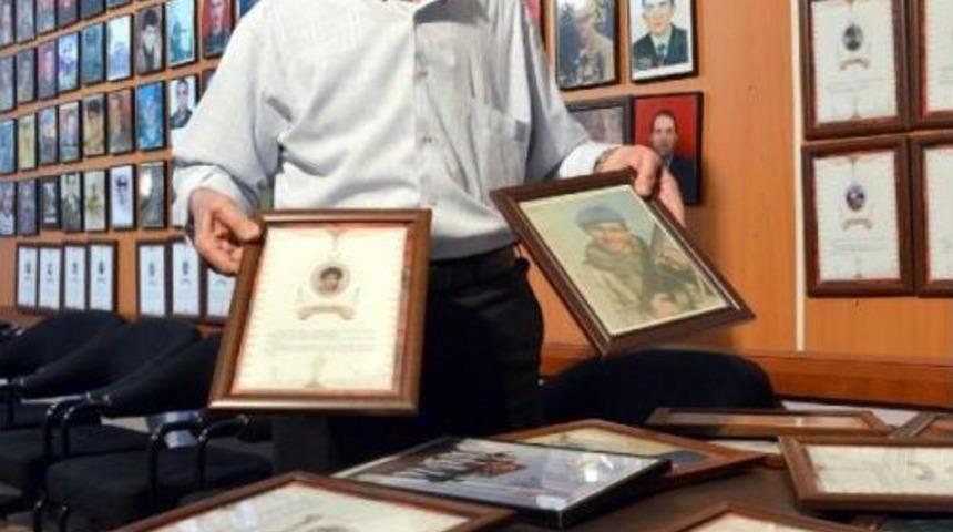 Şehit Fotoğrafları, Dernek Duvarına 'sığsın' Diye K&uuml;&ccedil;&uuml;lt&uuml;l&uuml;yor