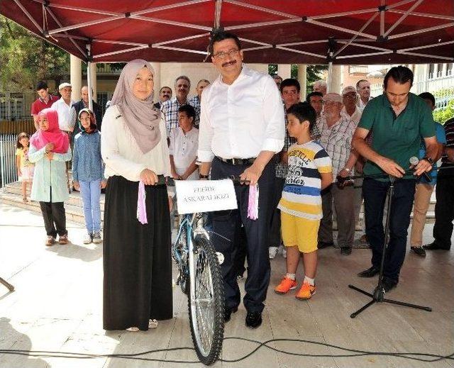 Başkan Ak, Kur’an Kursu Birincilerine Bisiklet Hediye Etti