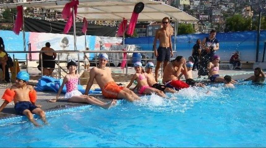 Bayraklı&rsquo;da Engeller Y&uuml;zerek Aşılıyor