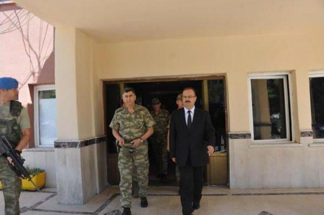 Kara Kuvvetleri Komutanı Orgeneral &Ccedil;olak, Hakkari de 1