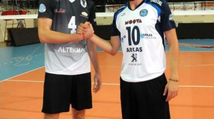 Arkasspor'un 2 Genci 2 Kul&uuml;pte Oynayacak:"bir Bedende 2 Forma"