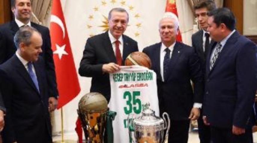 Pınar Karşıyaka'ya B&uuml;y&uuml;k &Ouml;d&uuml;l