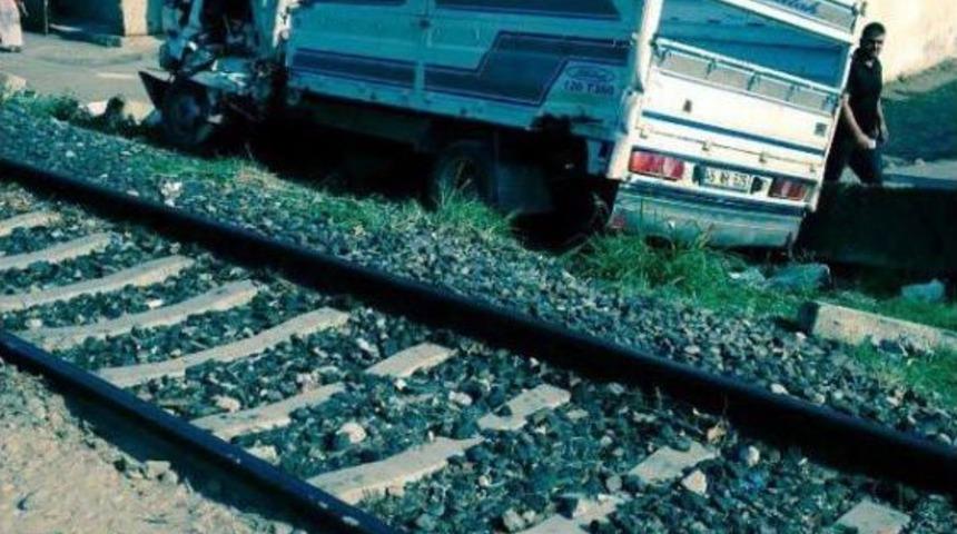 Tren, Kamyonete &Ccedil;arptı: 3 Yaralı