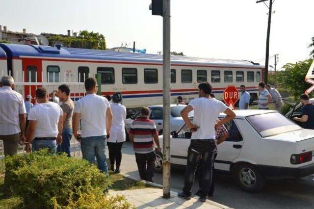 Tren, Kamyonete Çarptı: 3 Yaralı