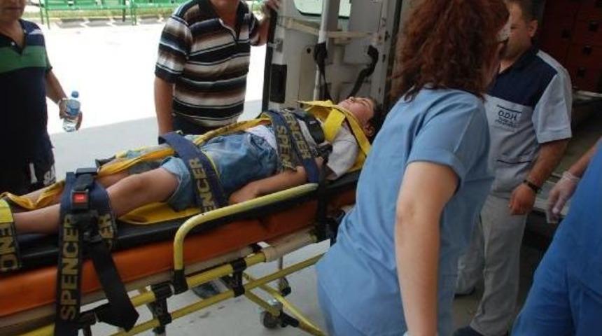 &Ccedil;orum'da Otomobil Bariyerlere &Ccedil;arptı: 5 Yaralı