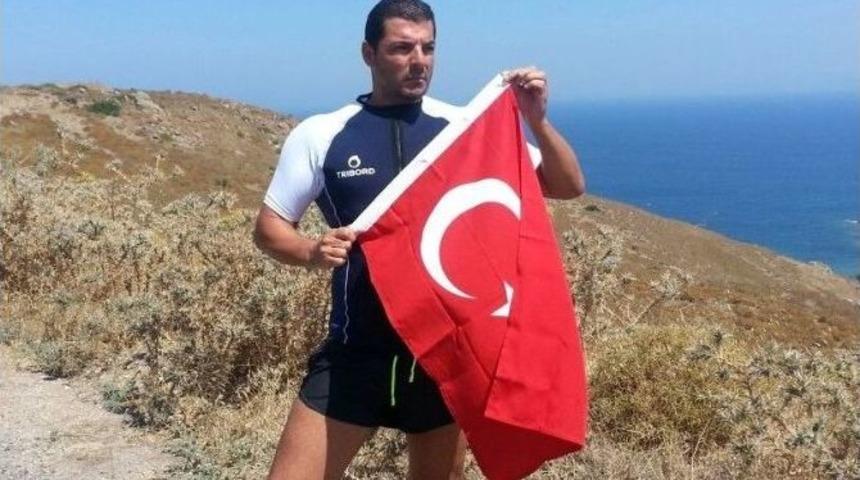 Milli Y&uuml;z&uuml;c&uuml; Yunan Adasında T&uuml;rk Bayrağı A&ccedil;tı