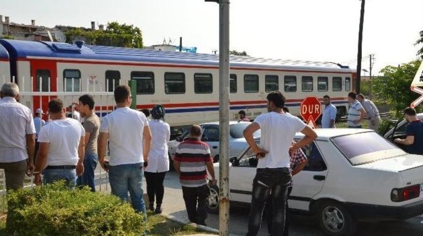 Tren Hemzemin Ge&ccedil;itte Kamyonete &Ccedil;arptı: 3 Yaralı