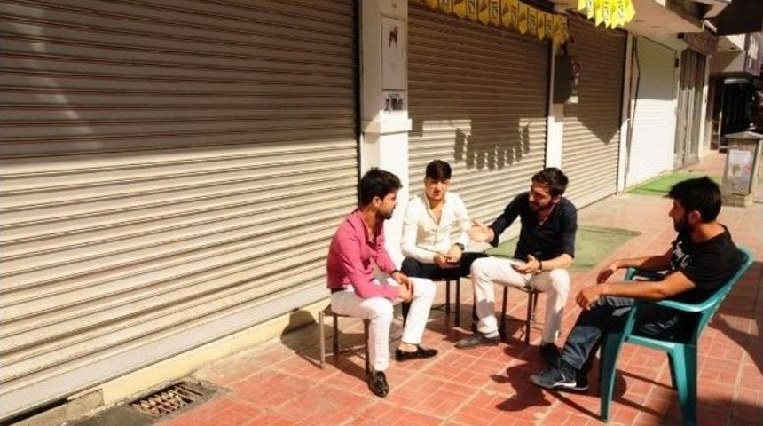 Van&rsquo;da Elektrikler Kesilince Esnaf Kepenk A&ccedil;amadı