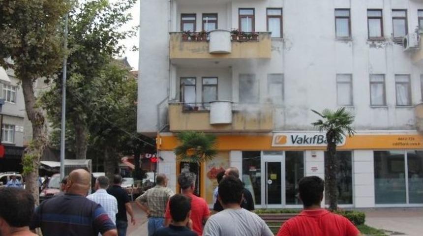 4 Katlı Binadaki Yangına Esnaf M&uuml;dahale Etti
