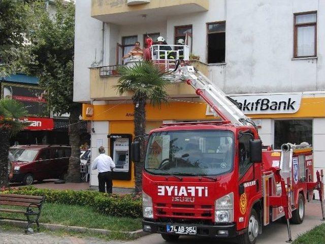 4 Katlı Binadaki Yangına Esnaf Müdahale Etti