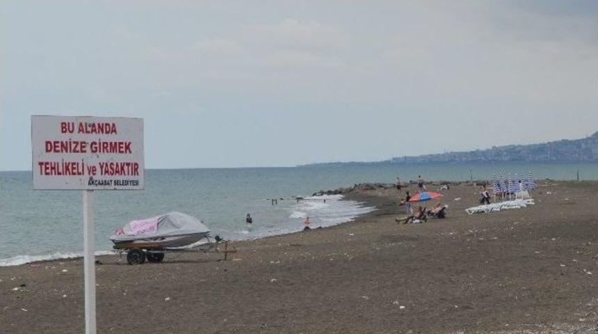 Trabzon&rsquo;da Boğulmayı G&ouml;ze Alıp Denize Giriyorlar