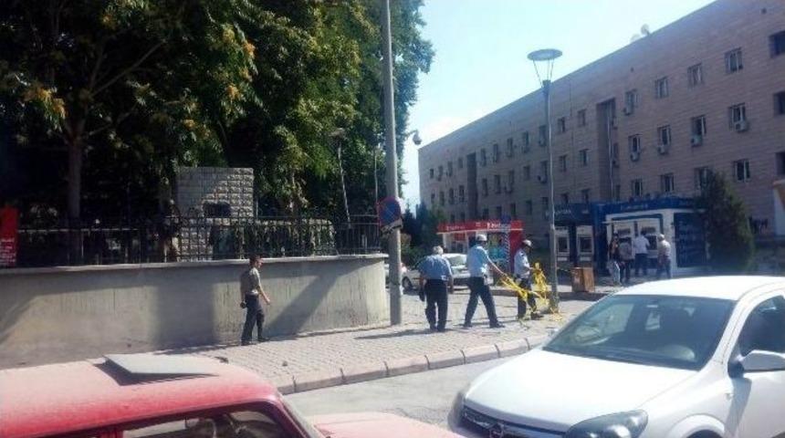 Orduevi &Ouml;n&uuml;ndeki El &Ccedil;antası Korkuttu