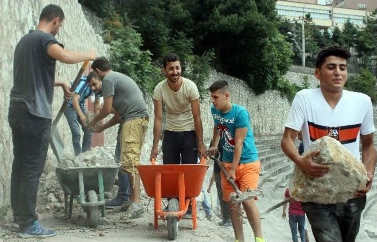 Zonguldakspor Taraftarı G&ouml;n&uuml;ll&uuml; Olarak Stat İnşaatında &Ccedil;alışıyor