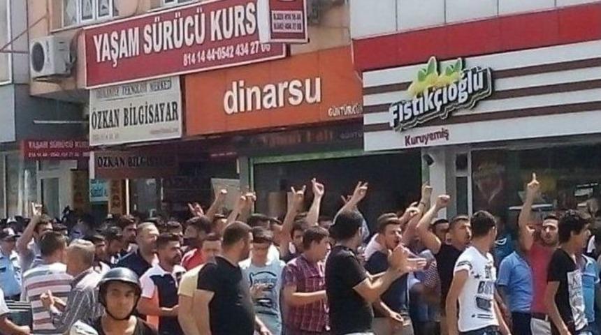 Son 20 G&uuml;nde 6 Şehit Veren Osmaniye&rsquo;de Halk Hdp Binasına T&uuml;rk Bayrağı Astı