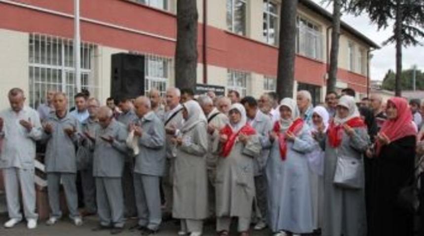 Karam&uuml;rsel&rsquo;de Hacı Adayları Dualarla Uğurlandı