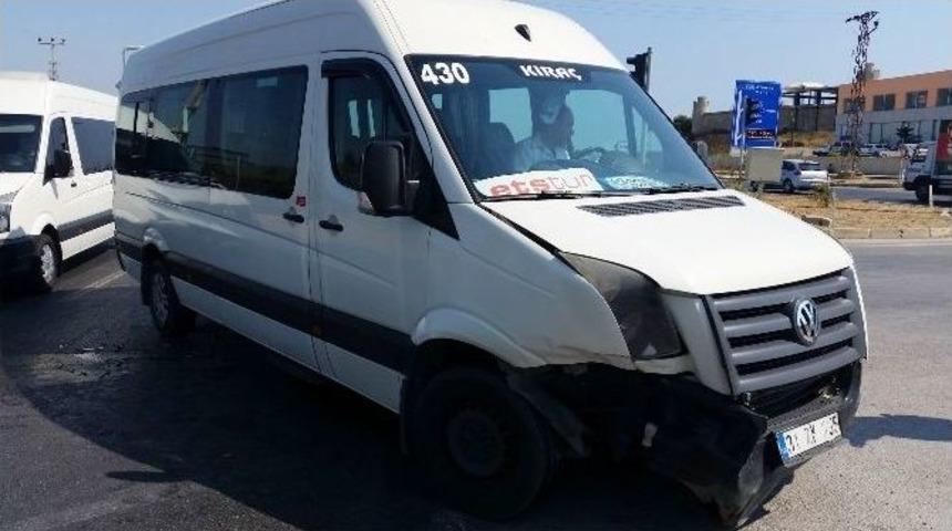 Manavgat&rsquo;ta Tur Midib&uuml;s&uuml; İle Otomobil &Ccedil;arpıştı: 2 Yaralı