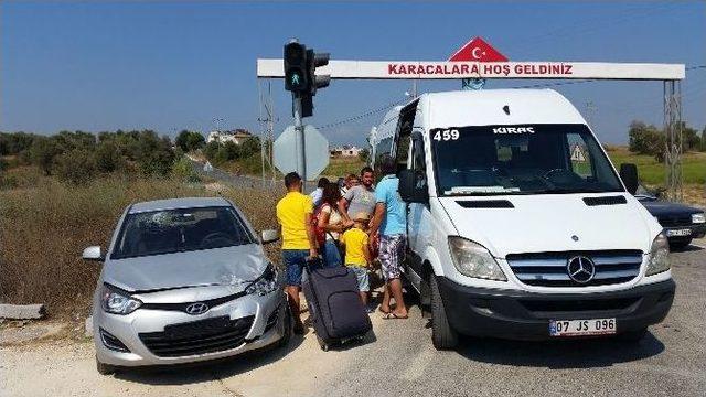 Manavgat&rsquo;ta Tur Midib&uuml;s&uuml; İle Otomobil &Ccedil;arpıştı: 2 Yaralı 1