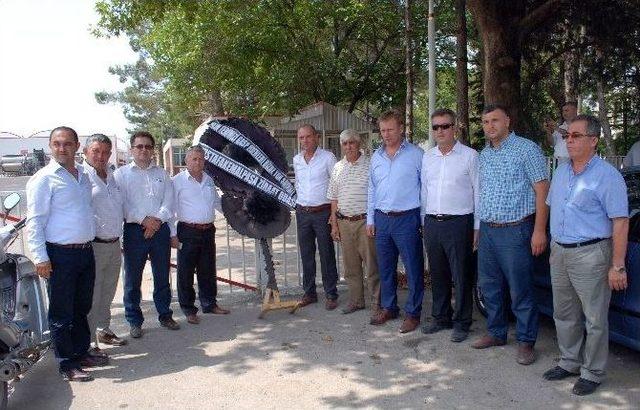 &Ccedil;ift&ccedil;i, Y&uuml;zde 50 D&uuml;şen Domates Fiyatlarına Siyah &Ccedil;elenkle Tepki G&ouml;sterdi 2