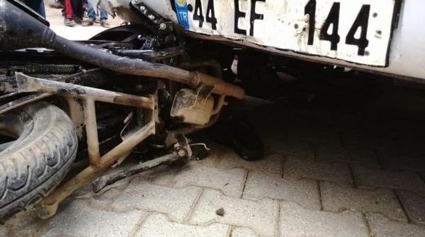 Kamyona &Ccedil;arpan Kasksız Motosikletli Yaralandı