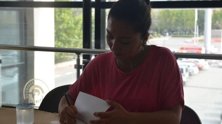 Depremzede Yazar Panel Sonrası Kitabını İmzaladı