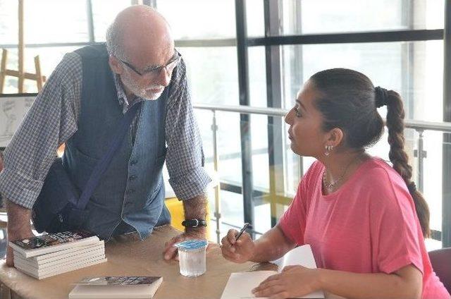 Depremzede Yazar Panel Sonrası Kitabını İmzaladı