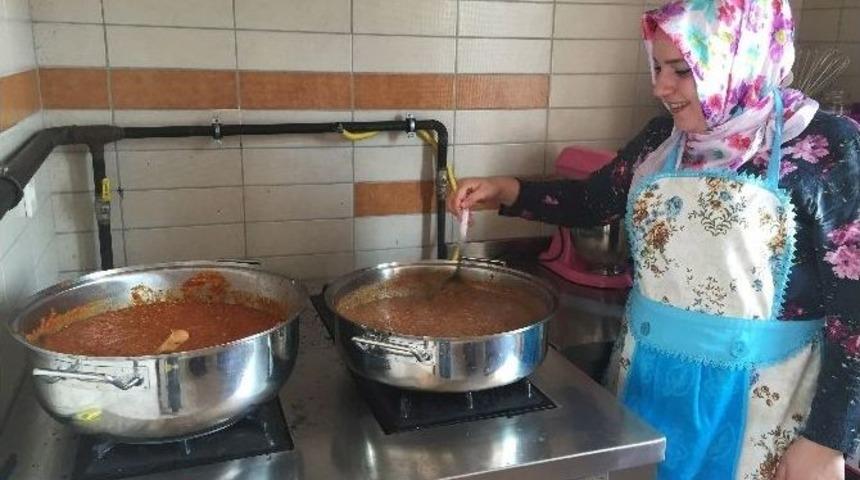 Pursaklar&rsquo;da Kadınlar Turşu, Konserve Hazırlama Eğitimi Alıyor