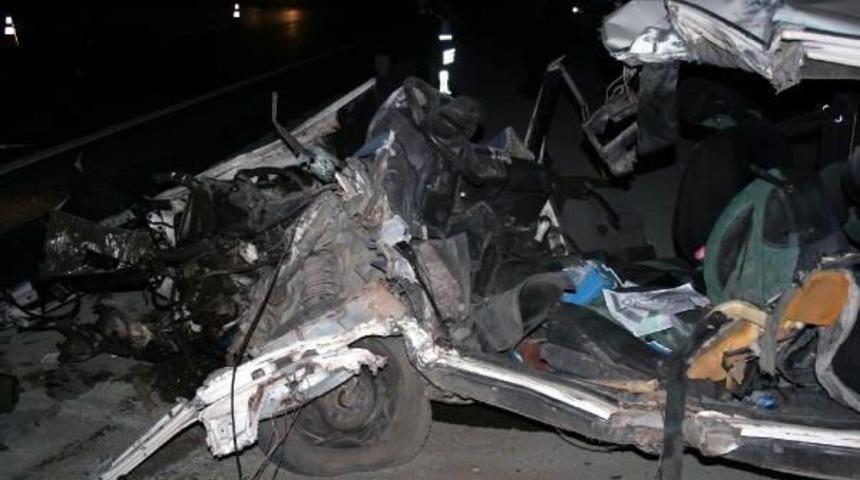 Otomobil, Tankerle &Ccedil;arpıştı: 3 &Ouml;l&uuml;, 5 Yaralı