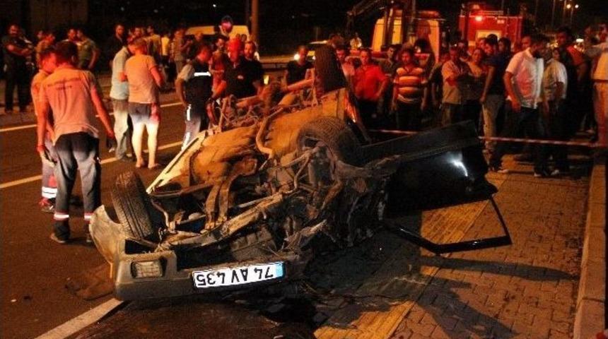 Alkoll&uuml; S&uuml;r&uuml;c&uuml; Taksiye &Ccedil;arpıp Karşı Şeride Ge&ccedil;ti