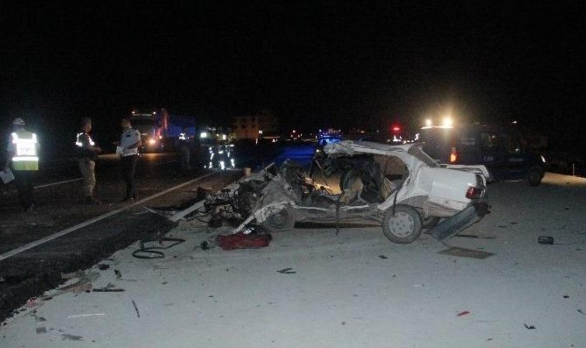 Tanker İle Otomobil &Ccedil;arpıştı: 3 &Ouml;l&uuml;, 5 Yaralı