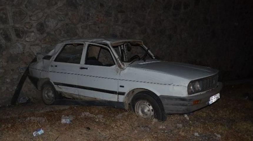 İki Otomobil &Ccedil;arpıştı: 6 Yaralı