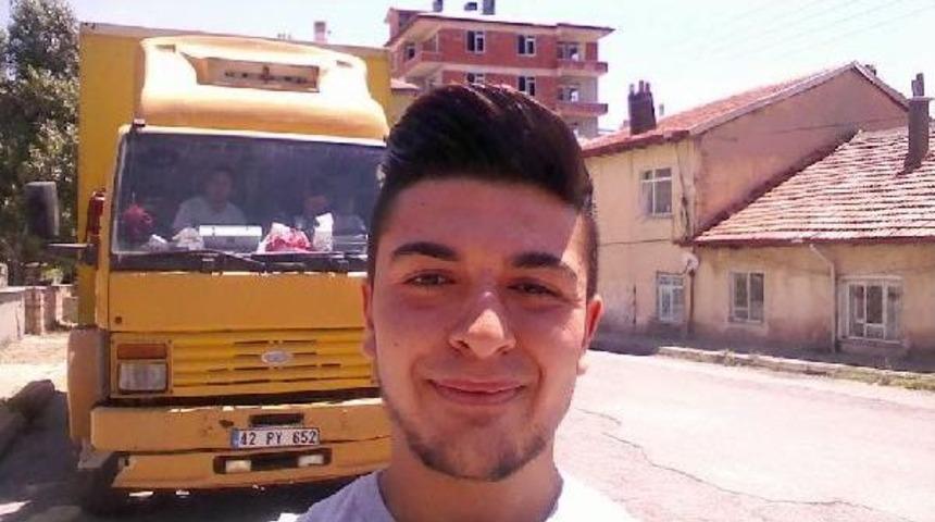 Eşya Y&uuml;kl&uuml; Kamyon U&ccedil;uruma Yuvarlandı: 3 &Ouml;l&uuml;, 1 Yaralı