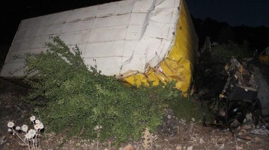 Kamyon U&ccedil;uruma Yuvarlandı: 3 &Ouml;l&uuml;, 1 Yaralı