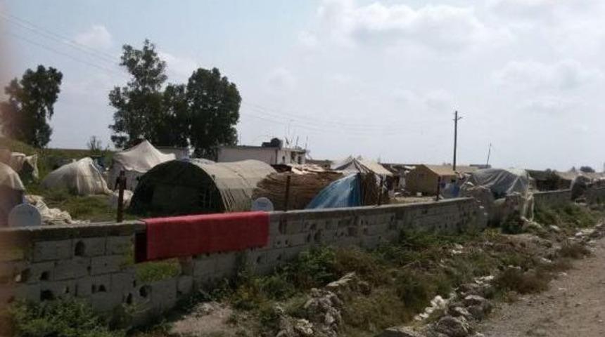 Hayatları Pahasına &Ccedil;adırlara 'kancalı Ka&ccedil;ak Hat' &Ccedil;ekiyorlar