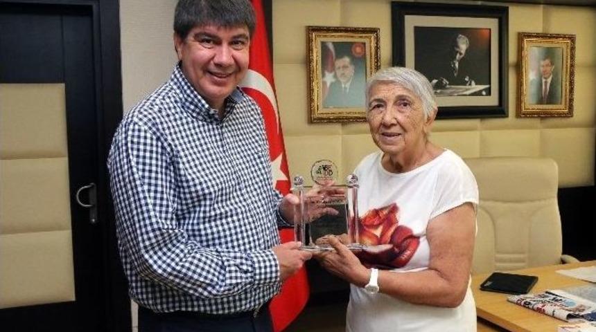 Başkan T&uuml;rel&rsquo;i Duygulandıran Plaket