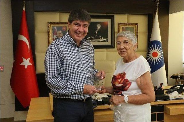 Başkan Türel’i Duygulandıran Plaket