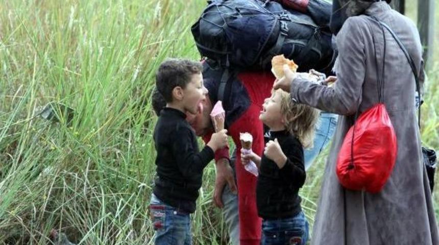 Umuda Yolculukta M&uuml;lteci &Ccedil;ocukların Dondurma Mutluluğu