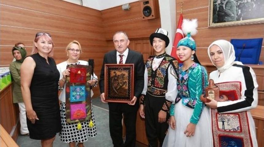 Kırgız Danscılar Başkan Yılmaz&rsquo;ı Ziyaret Etti