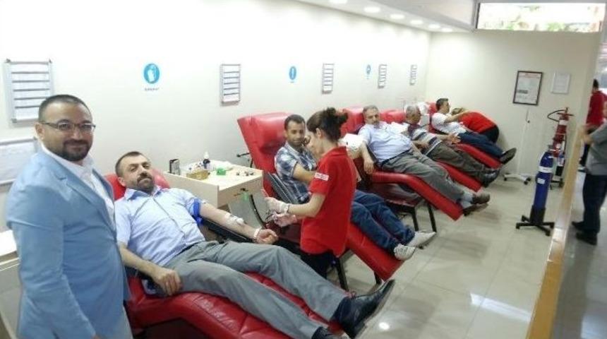 Birlik Başkanı Akın Ve Üyeler, Kızılay’a Destek Oldu