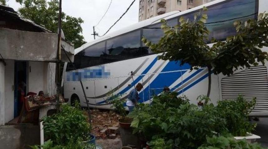 Otob&uuml;s Gecekonduya Girdi, Yaşlı &Ccedil;ift &Ouml;l&uuml;mden D&ouml;nd&uuml;