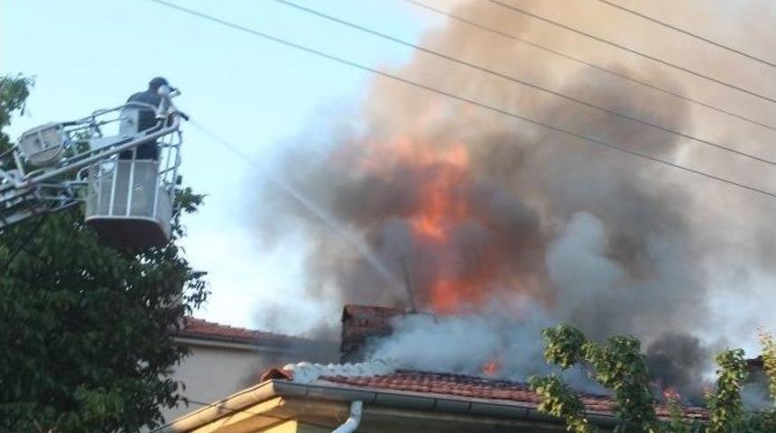 Evin &Ccedil;atısı Alev Alev Yandı